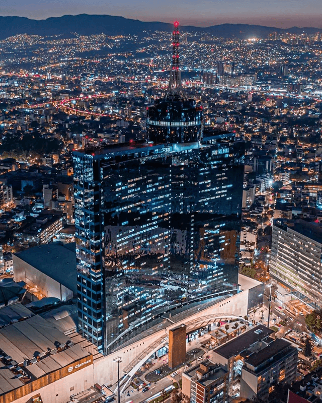 Colonia Nápoles y el WTC de noche, con Coldwell Banker México destacando su ambiente urbano, conectividad y plusvalía.