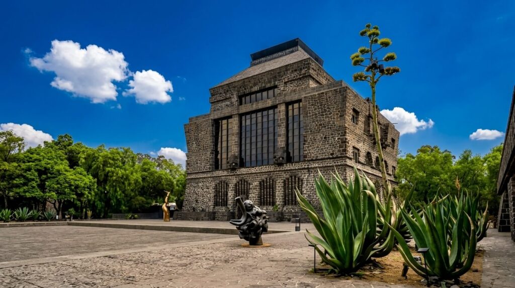 Coldwell Banker México resalta el Museo Anahuacalli en el Pedregal, alcaldía Álvaro Obregón, Ciudad de México, mostrando su icónica pirámide de piedra volcánica y la colección prehispánica de Diego Rivera.