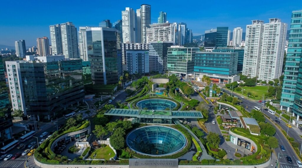 Coldwell Banker México resalta el Centro Comercial Garden Santa Fe en la alcaldía Álvaro Obregón, Ciudad de México, el primer centro comercial subterráneo de México y Latinoamérica, con parques en superficie y conos de luz natural.