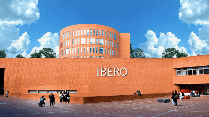 Coldwell Banker México resalta la Universidad Iberoamericana (IBERO) en Santa Fe, alcaldía Álvaro Obregón, Ciudad de México, mostrando su campus moderno, áreas verdes y edificios de arquitectura contemporánea.