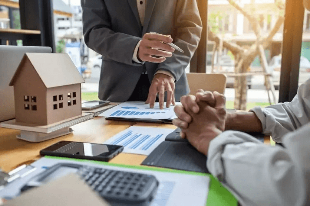 Coldwell Banker Mexico outlines closing costs: notary fees, acquisition tax, appraisal, title review, fideicomiso trust expenses and lender charges before closing in Mexico.