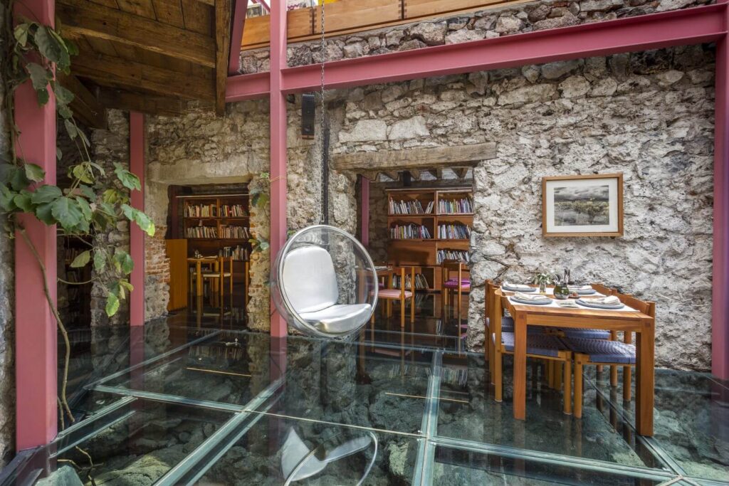 Coldwell Banker México resalta el centro cultural Tetetlán en el Pedregal, alcaldía Álvaro Obregón, Ciudad de México, mostrando su biblioteca, galería y espacios integrados en la arquitectura moderna del barrio